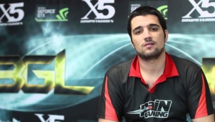 Pai de jogador profissional de "LoL" agride mulher em transmissão ao vivo