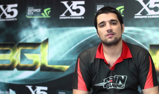 Pai de jogador profissional de "LoL" agride mulher em transmissão ao vivo